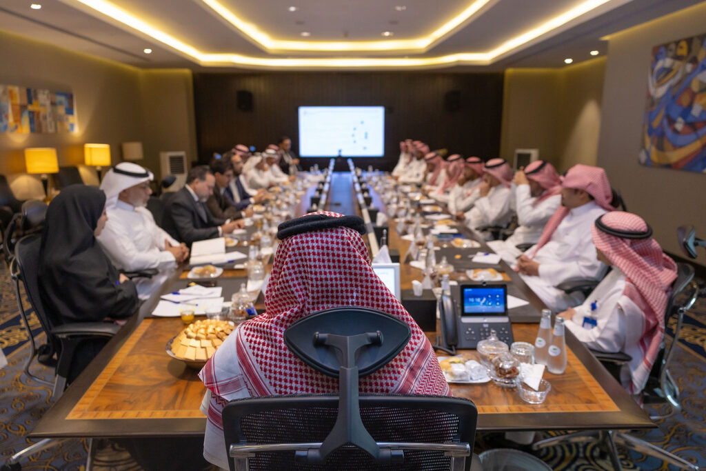 صورة من خبر: الرئيس التنفيذي يرأس الاجتماع الدوري لمديري القطاعات والإدارات